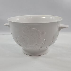 WHITE PORCELAIN CRATE & BARREL COLANDER STRAINER W STRAWBERRYS AND VINES DETAILS